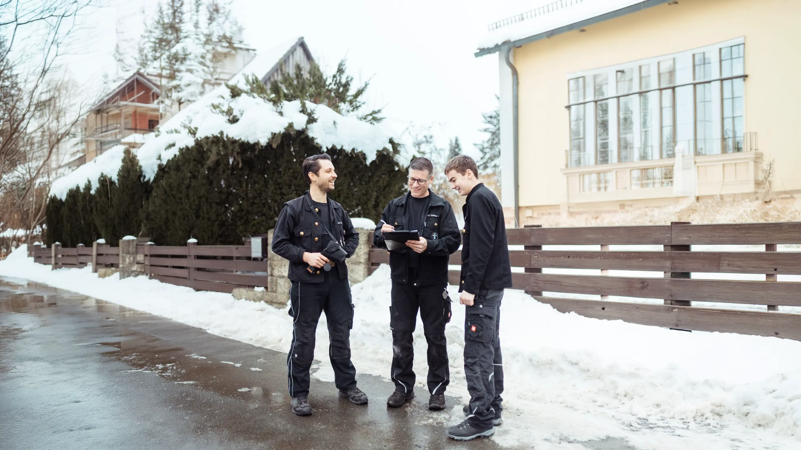 Team von Schornsteinfeger Ralf Gröbner in Arbeitskleidung vor schwarzem Hintergrund – professionelle Schornsteinfeger und Energieeffizienz-Experten aus Oberfranken